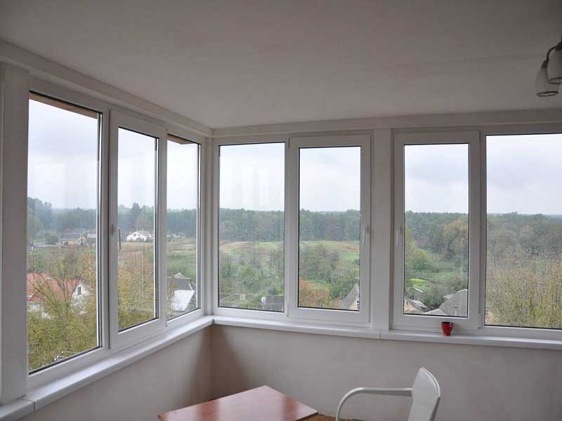 остекленный стеклопакетами балкон